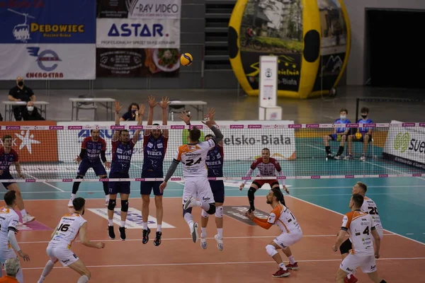 BIELSKO-BIALA, POLAND - 22 Nisan 2021: BBTS Bielsko-Biala 'dan voleybol oyuncuları, Bielsko-Biala' daki Debowiec IPLA salonundaki maçta BKS Visa Bydgoszcz 'i beş set sert bir yenerek TAURON 1 finaline yükselecek. 