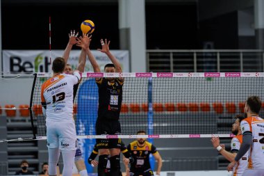 BIELSKO-BIALA, POLAND - 2 Mayıs 2021: BBTS Bielsko-Biala 'dan voleybol oyuncuları TAURON 1. Lig' de kazanmak ve böylece LUK Lublin Teknoloji Üniversitesi 'ne karşı oynanan beş set maçında PLUS LIGA' ya yükselmek için mücadele ediyorlar. Ne yazık ki