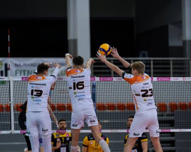BIELSKO-BIALA, POLAND - 2 Mayıs 2021: BBTS Bielsko-Biala 'dan voleybol oyuncuları TAURON 1. Lig' de kazanmak ve böylece LUK Lublin Teknoloji Üniversitesi 'ne karşı oynanan beş set maçında PLUS LIGA' ya yükselmek için mücadele ediyorlar. Ne yazık ki