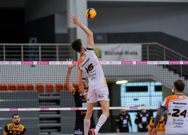 BIELSKO-BIALA, POLAND - 2 Mayıs 2021: BBTS Bielsko-Biala 'dan voleybol oyuncuları TAURON 1. Lig' de kazanmak ve böylece LUK Lublin Teknoloji Üniversitesi 'ne karşı oynanan beş set maçında PLUS LIGA' ya yükselmek için mücadele ediyorlar. Ne yazık ki