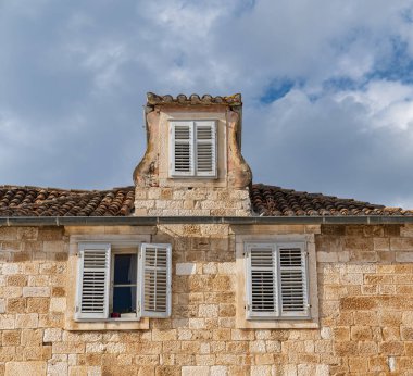 Eski harabe çatı manzarası ve binanın dış görünüşü