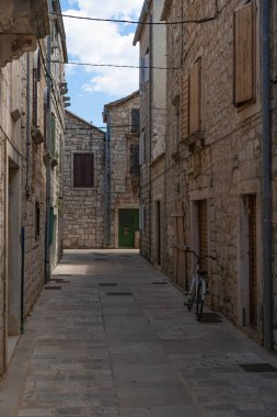 Hvar adasında dar sokakları olan güzel bir iklimsel Akdeniz kasabası