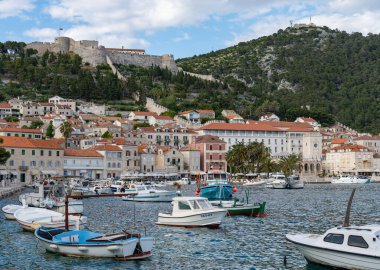 Sahilde güzel bir kasaba. Kırmızı çatıları olan beyaz evler.