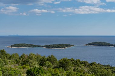 Hvar adası yakınlarındaki küçük Hırvat adaları yukarıdan görülüyor