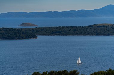 Hvar adası yakınlarındaki küçük Hırvat adaları yukarıdan görülüyor
