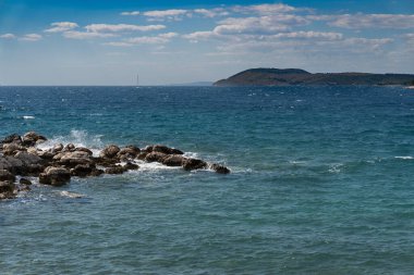 Adriyatik Denizi 'nin dalgaları Hvar adasının kayalık kıyılarına çarpıyor.
