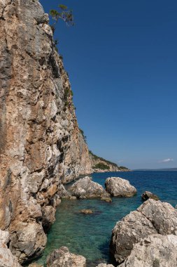 Adriyatik Denizi 'ne akan kayalık kıyıların güzel bir manzarası.