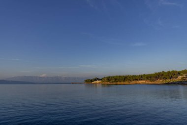 Hırvatistan 'ın Hvar adasının uzak taş kıyılarının manzarası