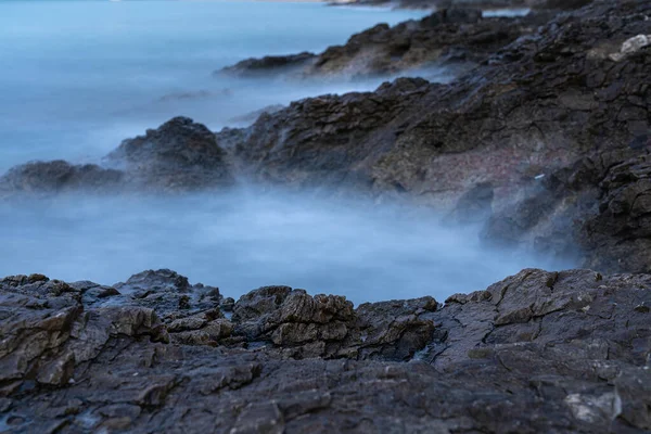 Photo Blurry Sea Waves Crashing Rocky Shore Adriatic Sea — Stock Photo, Image