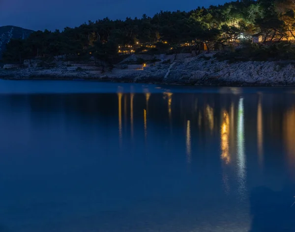 Vista Nocturna Del Mar Muy Tranquilo Orilla Con Ciudad Iluminada —  Fotos de Stock