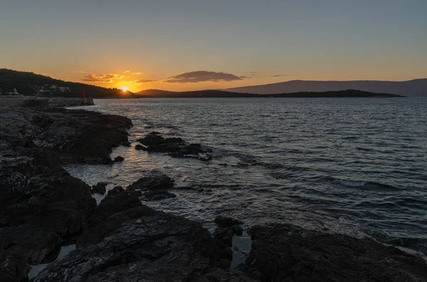 Güneş Deniz Ufkunun Hemen Üstünde Kayalık Plajların Panoramasıyla Bir Gündoğumu — Stok fotoğraf