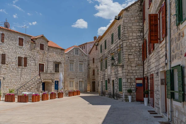 Turistleri bekleyen boş bir Akdeniz kasabası