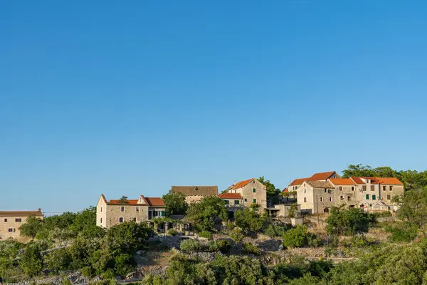 Μικρή Πόλη Στις Πλαγιές Του Ορεινού Νησιού Χβαρ Στην Κροατία — Φωτογραφία Αρχείου