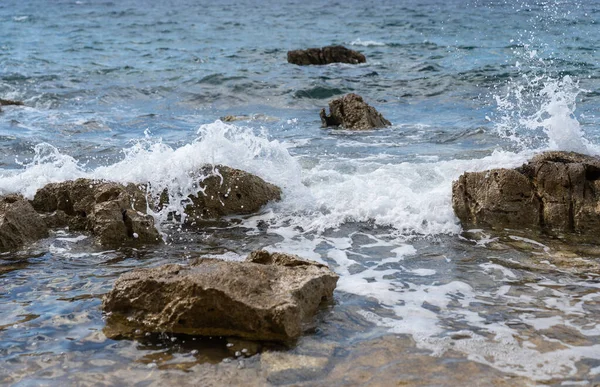 Волны Адриатического Моря Разбивающиеся Скалистом Берегу Острова Хвар — стоковое фото