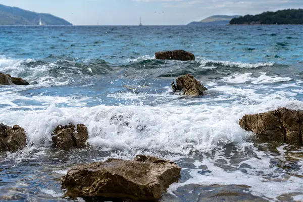 Las Olas Del Mar Adriático Estrellan Costa Rocosa Isla Hvar — Foto de Stock