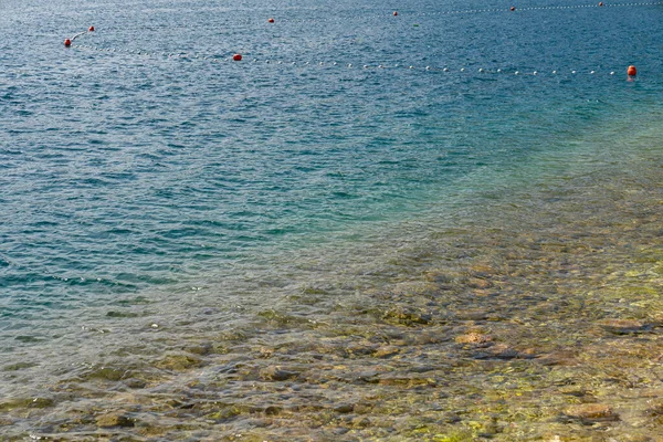 Каменный Берег Адриатического Моря Кристально Чистой Бирюзовой Морской Водой — стоковое фото