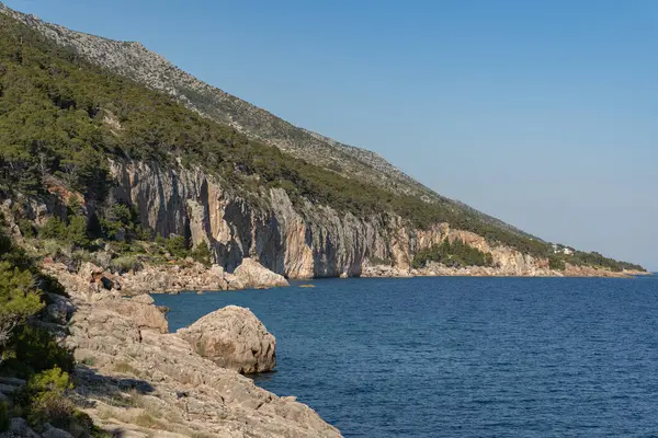 Piękny Widok Skaliste Brzegi Płynące Prosto Morza Adriatyckiego — Zdjęcie stockowe