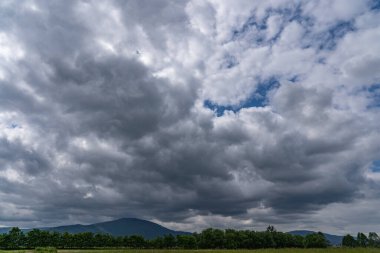 Küçük dağların üzerinde kara fırtına bulutları
