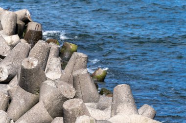 Baltık Denizi kıyısına kurulmuş beton bir dalgakıran.