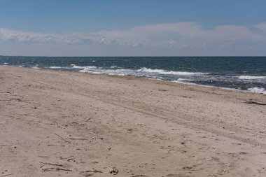 Baltık Denizi 'nin kumlu sahillerine dalgalar çarpıyor.