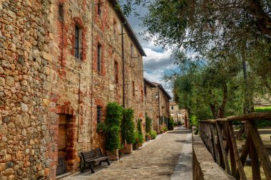 Dar sokaklar eski taş binalarla, yemyeşil saksı bitkileriyle, ahşap banklarla, huzurlu İtalyan köyleriyle dolu..