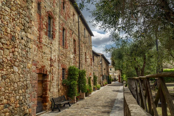 Dar sokaklar eski taş binalarla, yemyeşil saksı bitkileriyle, ahşap banklarla, huzurlu İtalyan köyleriyle dolu..