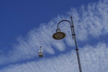 Asılı sokak lambası ve kapalı gondol görüntüsü dokulu sirus bulutu arkaplanında.