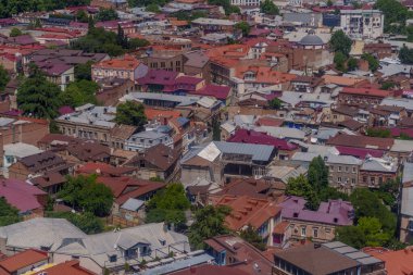Eski Tiflis Mahallesi 'nde kırmızı, turuncu ve metal çatılar sıkıca doldurulmuş evler ve alçak binaları kaplıyor.