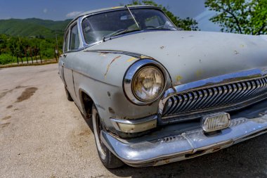 Klasik Sovyet GAZ Volga sedan 'ının yakın görüntüsü. Paslı ve patinajlı.