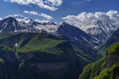 Kafkasların tepeleri karla kaplıydı. Yeşil uçurumların tepeleri gölgeli bir vadiye düşüyordu..