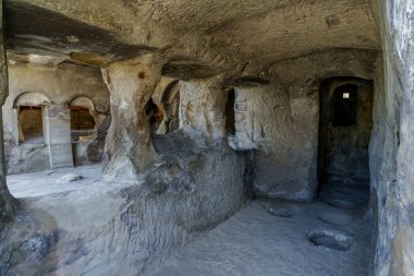 Kum taşına oyulmuş çoklu odalar tarihi Uplistsikhe mağara şehri Georgia 'nın atmosferik iç kısımlarını oluşturur..