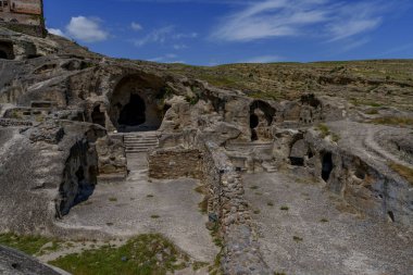 Taş avlu, merdivenler ve etrafındaki taş odaları eski Uplistsikhe yerleşiminin kalbini oluşturur..