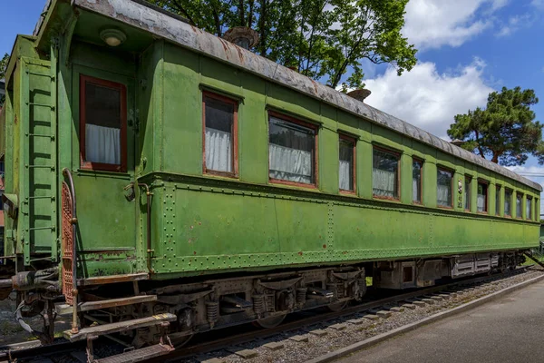 İkonik yeşil zırhlı Stalin tren yolu üzerinde açık hava müzesinde açık mavi gökyüzünün altında.