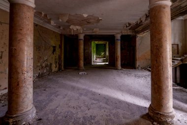 Mermer sütunları olan tozlu, çürüyen saray koridoru, soyulmuş tavan ve uzak kapıdaki gizemli ışık.