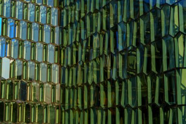 Canlı yeşil yansıtıcı cam Harpa konser salonu altıgen cephesi Reykjavik