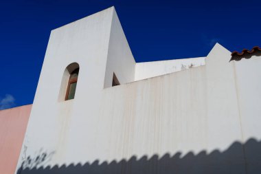 Temiz geometrik duvarlar ve güçlü gölge deseni minimalist bir dış mimari sahne yaratır..