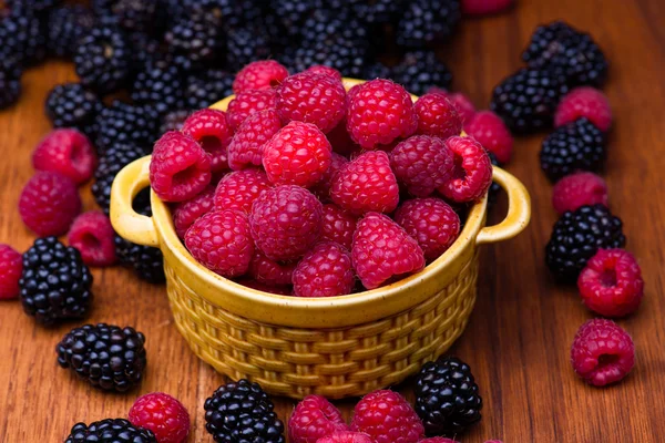 Raspberries in ceramic bowl — Stock Photo, Image