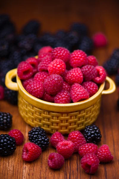 Raspberries in ceramic bowl — Stock Photo, Image