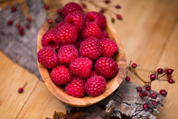 Raspberry in wood bowl — Stock Photo, Image