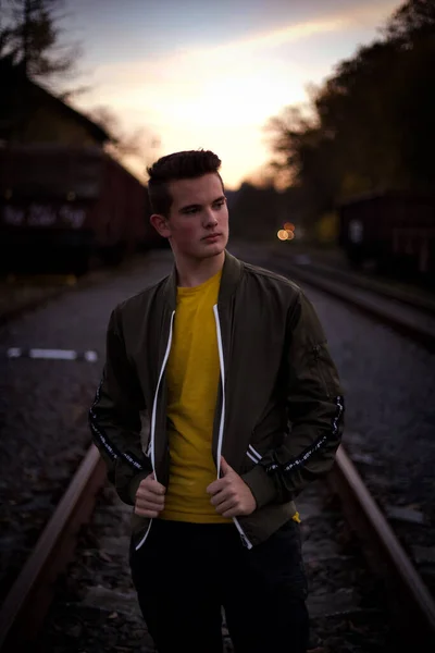 İleriye bakan iyi bir çocuk.