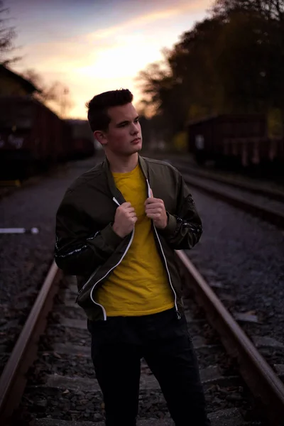 İleriye bakan iyi bir çocuk.