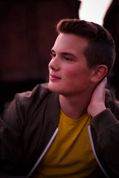 Demiryollarında poz veren genç bir adam. 