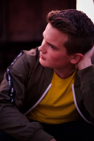 Demiryollarında poz veren genç bir adam. 