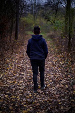 Doğada poz veren iyi bir çocuk. 