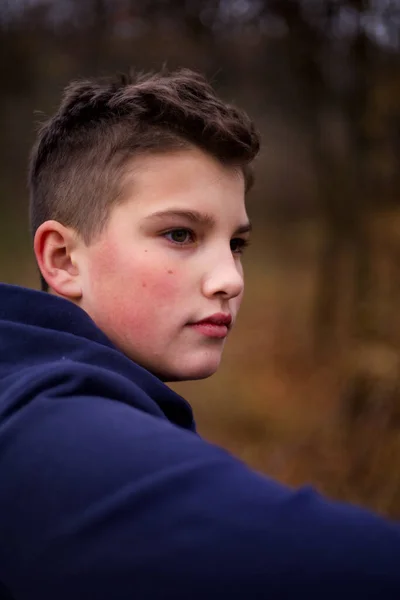 Doğada poz veren iyi bir çocuk. 