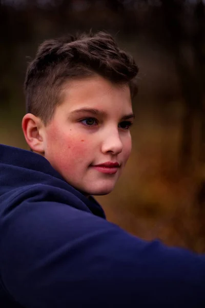 Doğada poz veren iyi bir çocuk. 