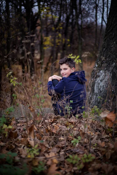 Doğada poz veren iyi bir çocuk. 