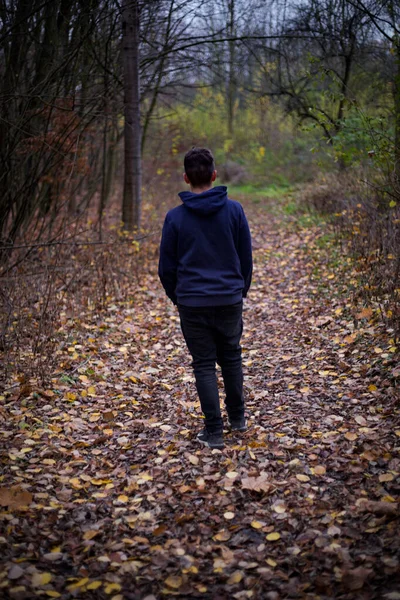 Doğada poz veren iyi bir çocuk. 