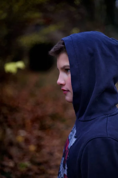 Doğada poz veren iyi bir çocuk. 