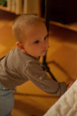 Küçük kardeşimle eğleniyorum. 